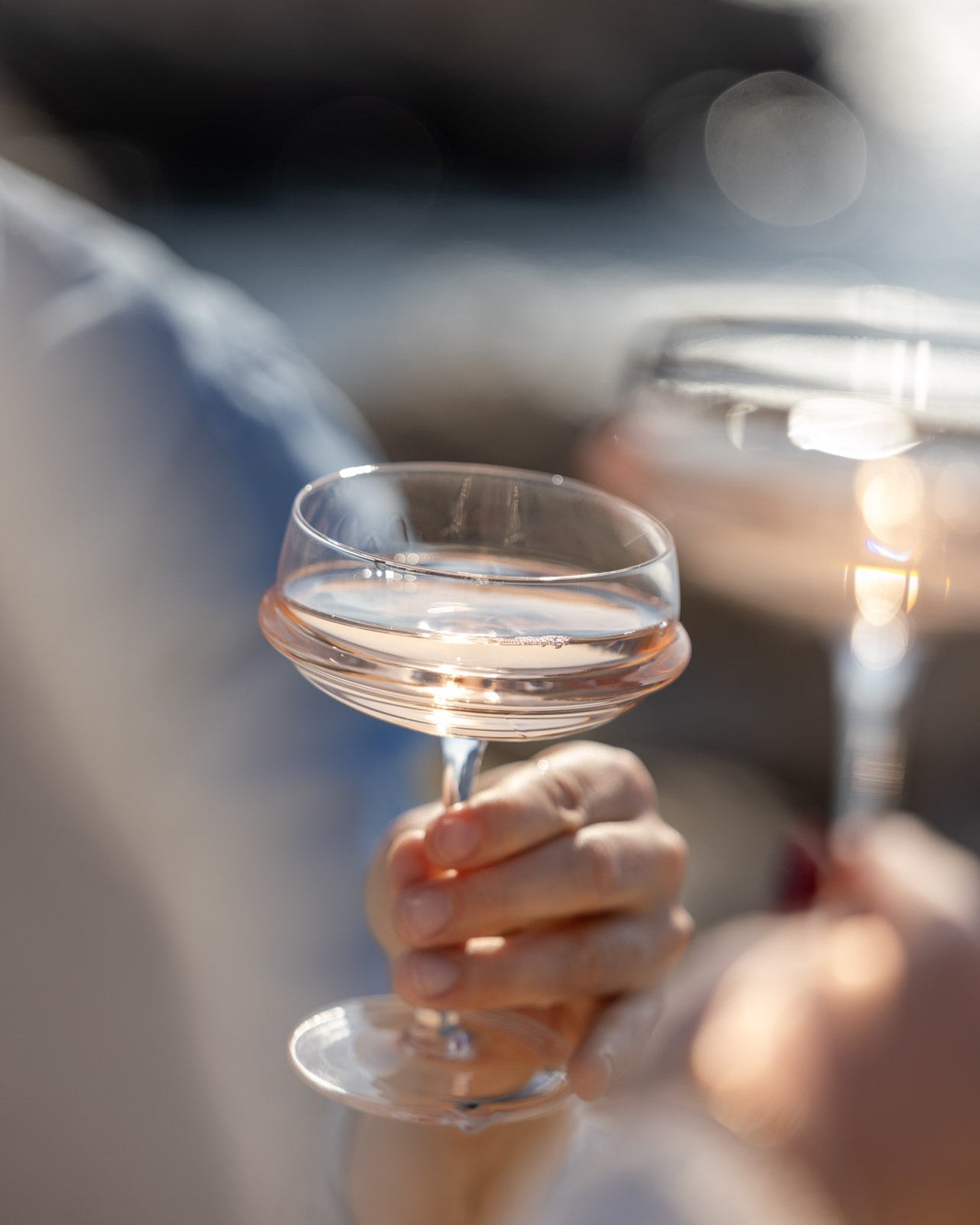 Clinking glasses with alcohol-free rosé
